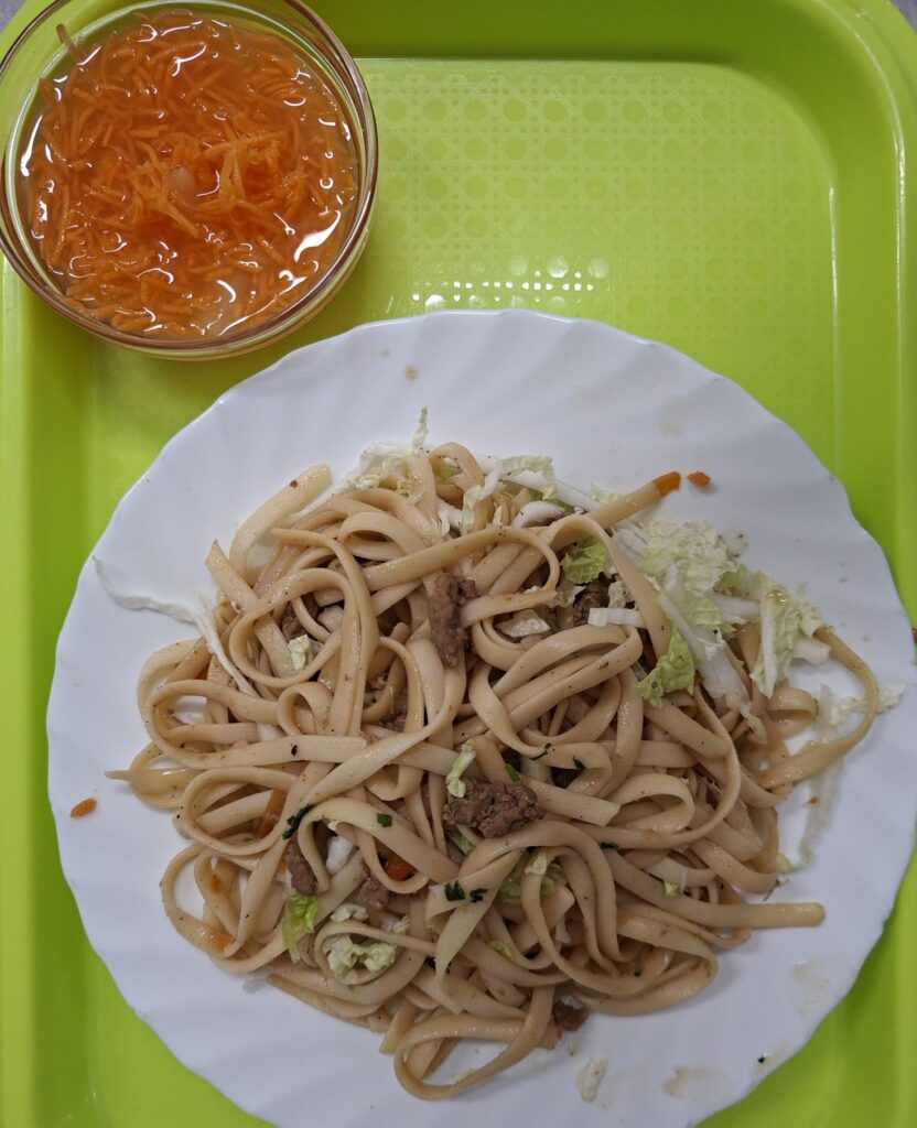 Asijské nudle s vepřovým masem a teriyaki omáčkou, mrkvový salát s ananasem